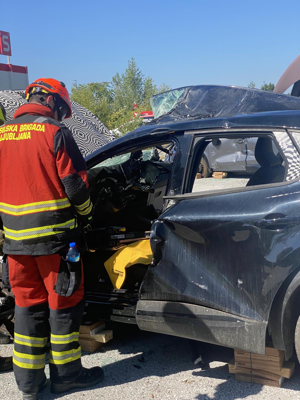 Tehnično reševanje ob prometnih nesrečah električnih in hibridnih vozil